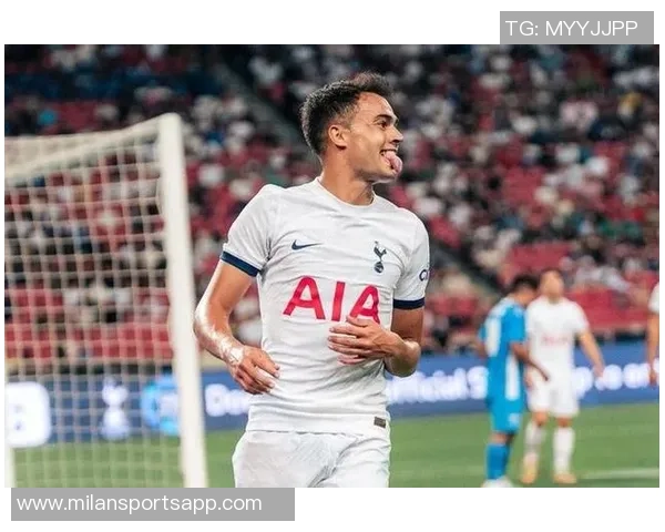 26岁退役热刺门将怀特曼成功转型为摄影师与电影导演展现文艺风采