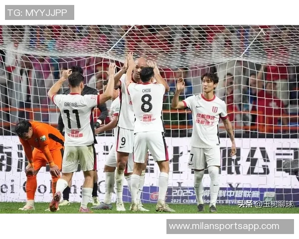 上海海港在中超联赛第29轮中以三球优势战胜浙江俱乐部绿城展现强劲实力